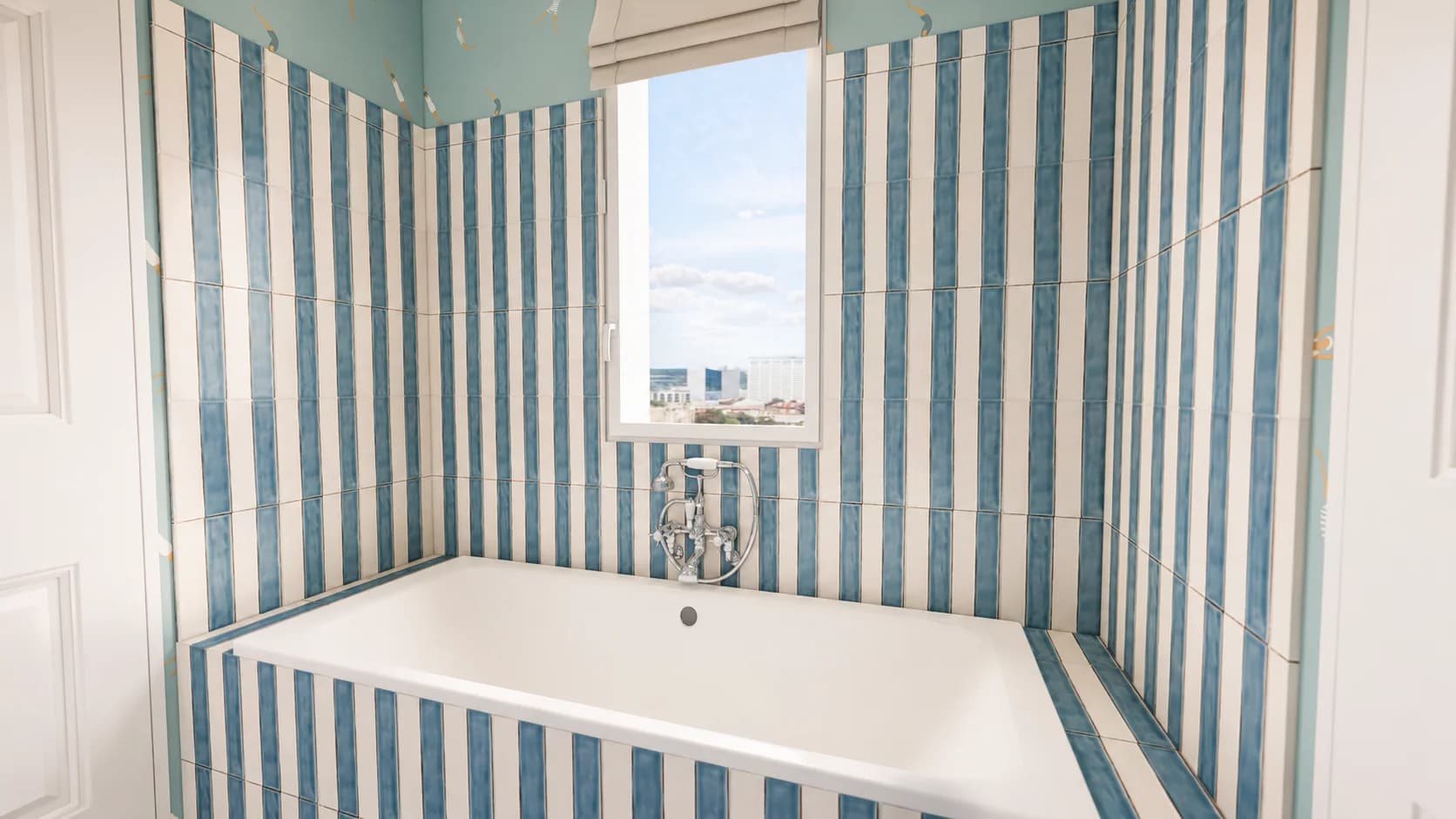 salle de bain baignoire rayures carrelage faïence bleu blanc