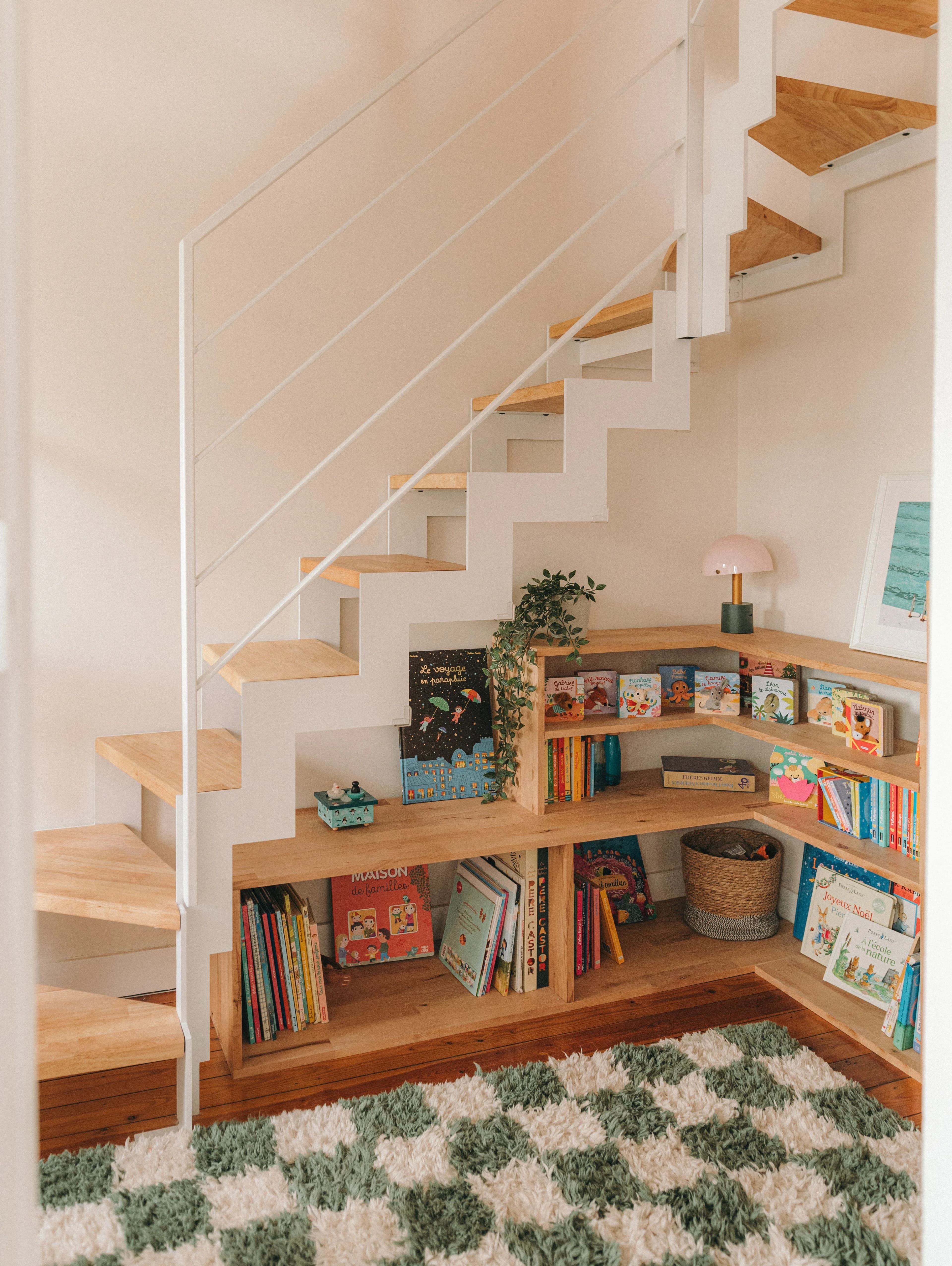 escalier contemporain blanc bois bibliothèque enfant tapis damier vert