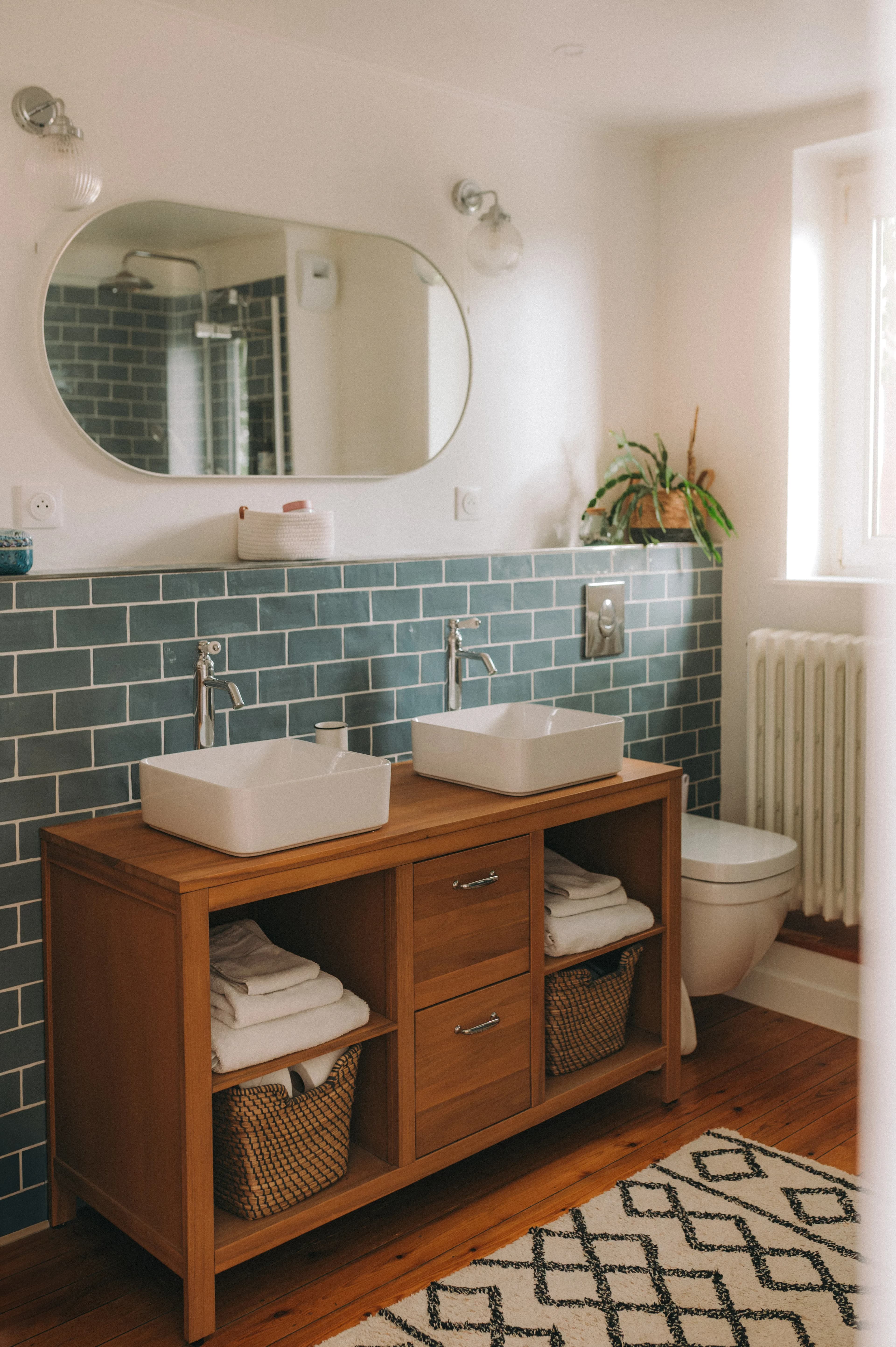 salle de bain douche carrelage bleu meuble bois vasque vintage