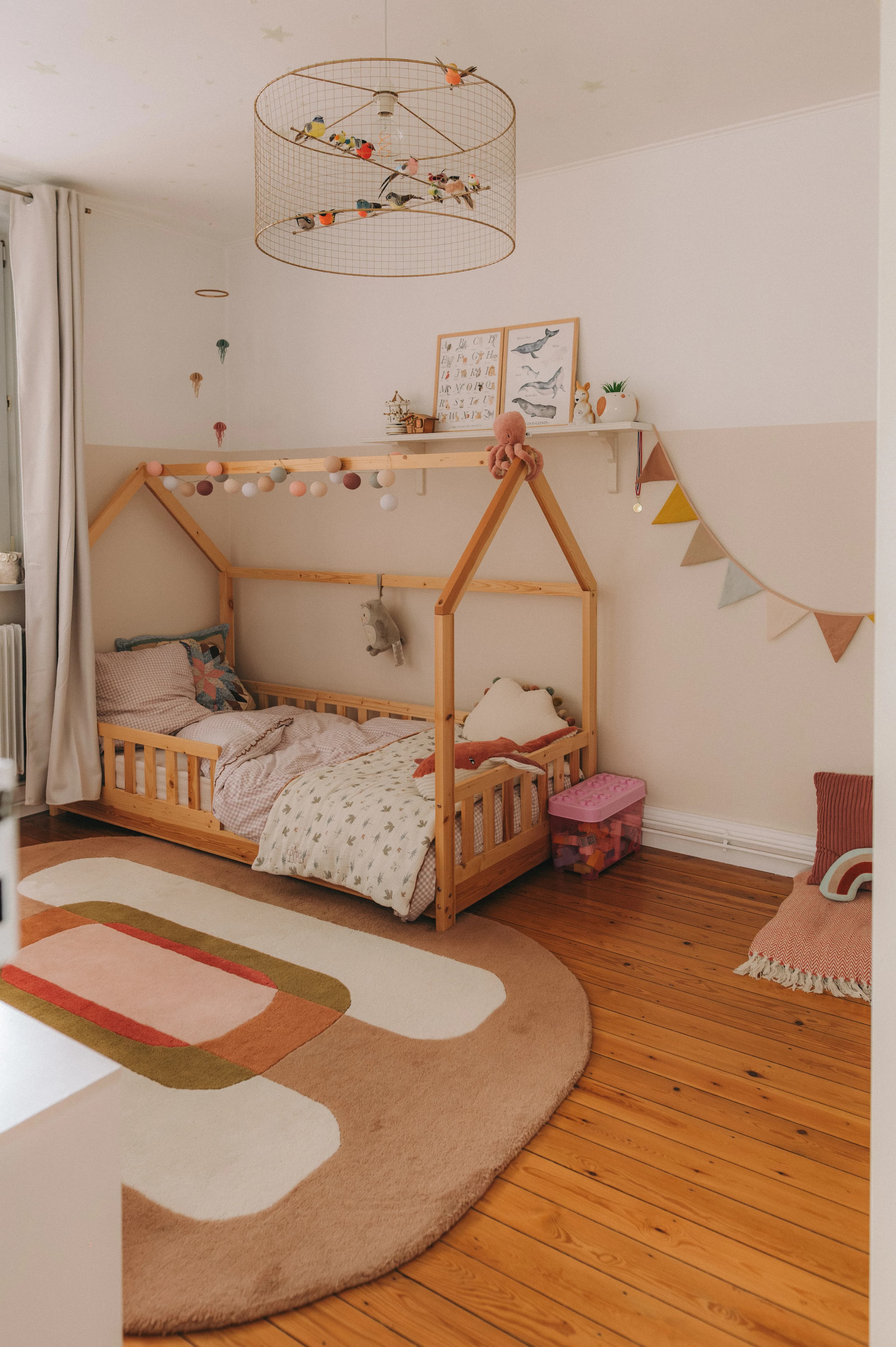 chambre enfant fille lit cabane rose beige parquet
