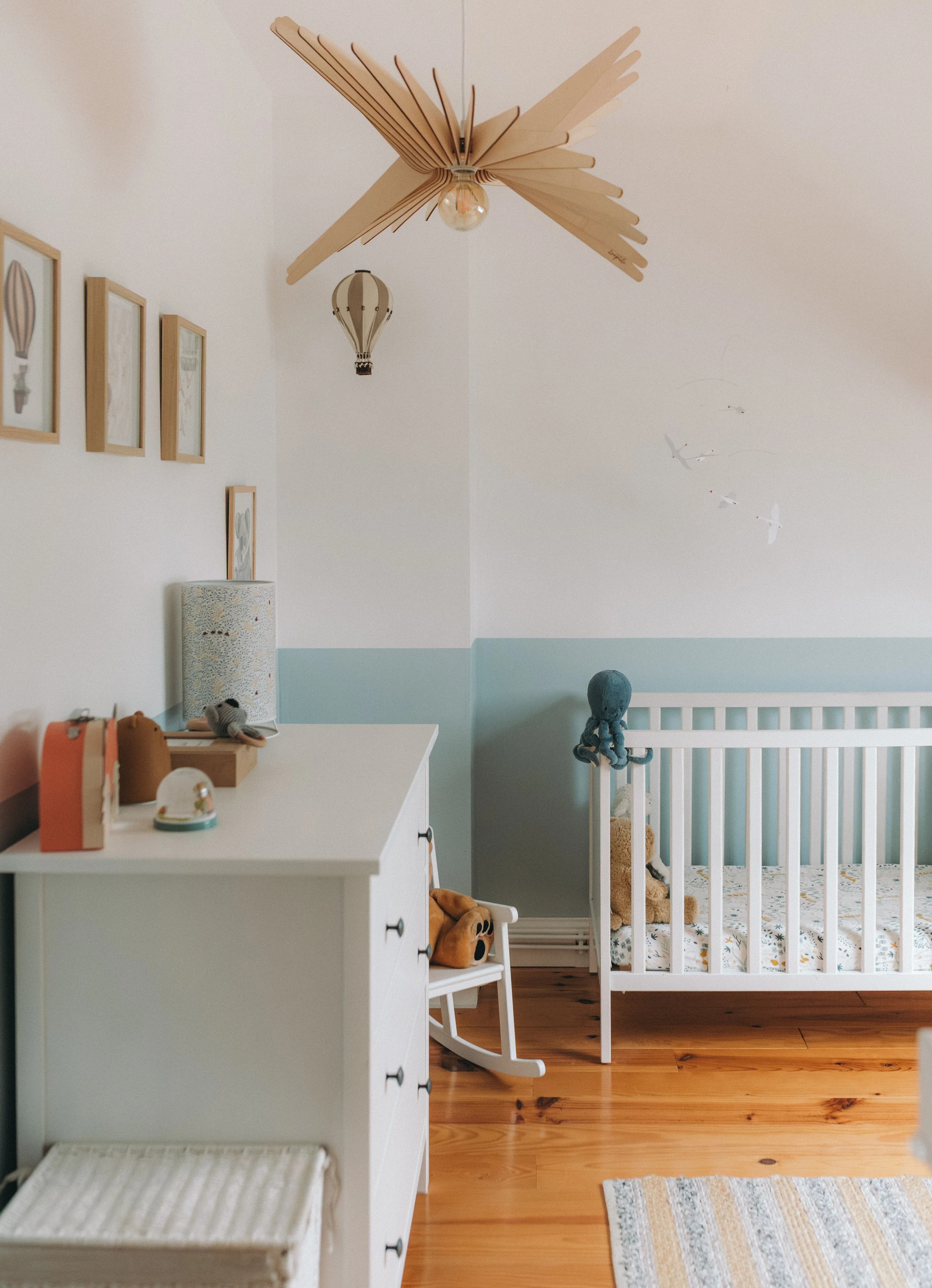 chambre bébé bleu ciel blanc montgolfière