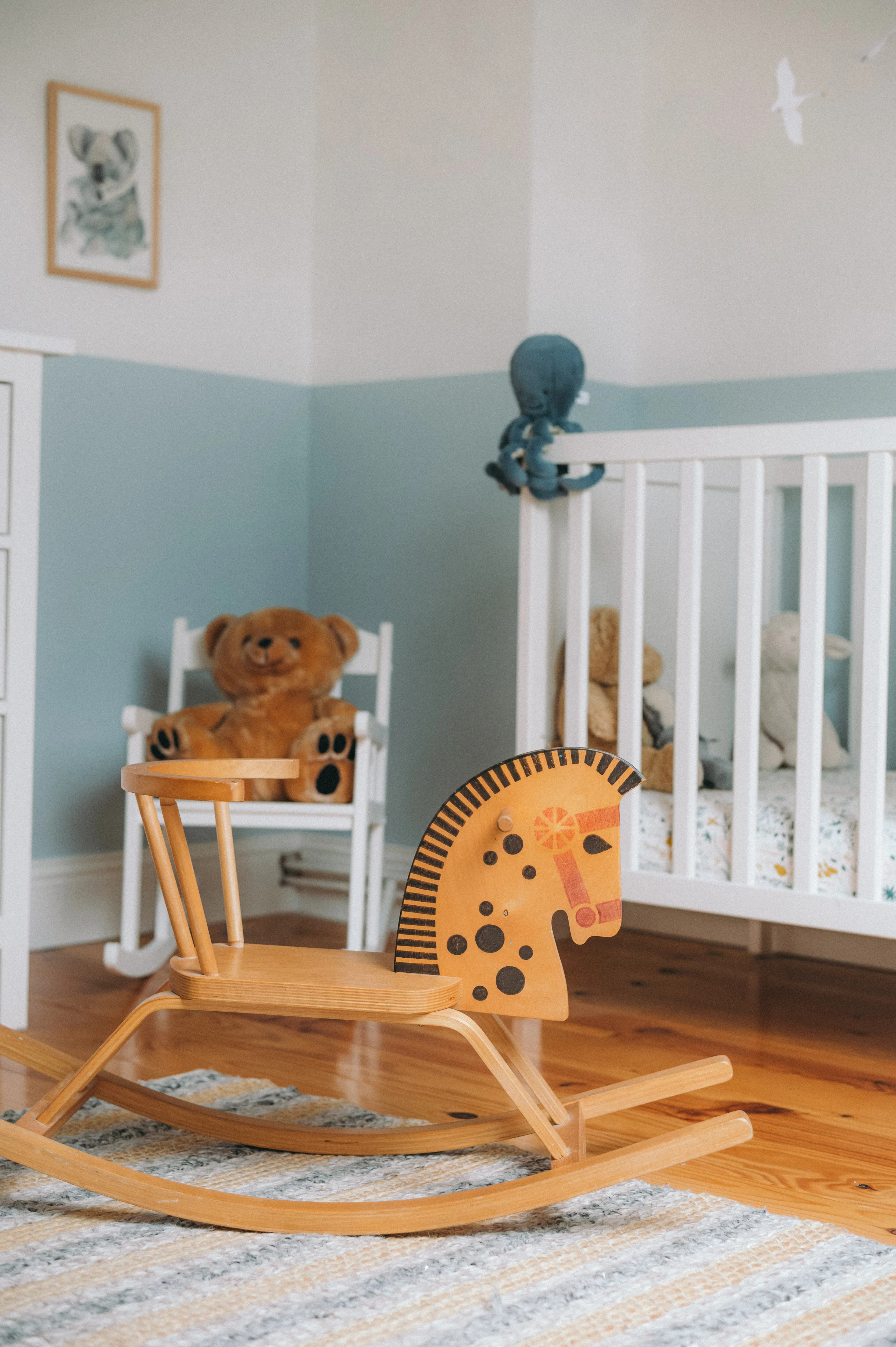 chambre bébé enfant garçon cheval bascule bleu ciel ours peluche