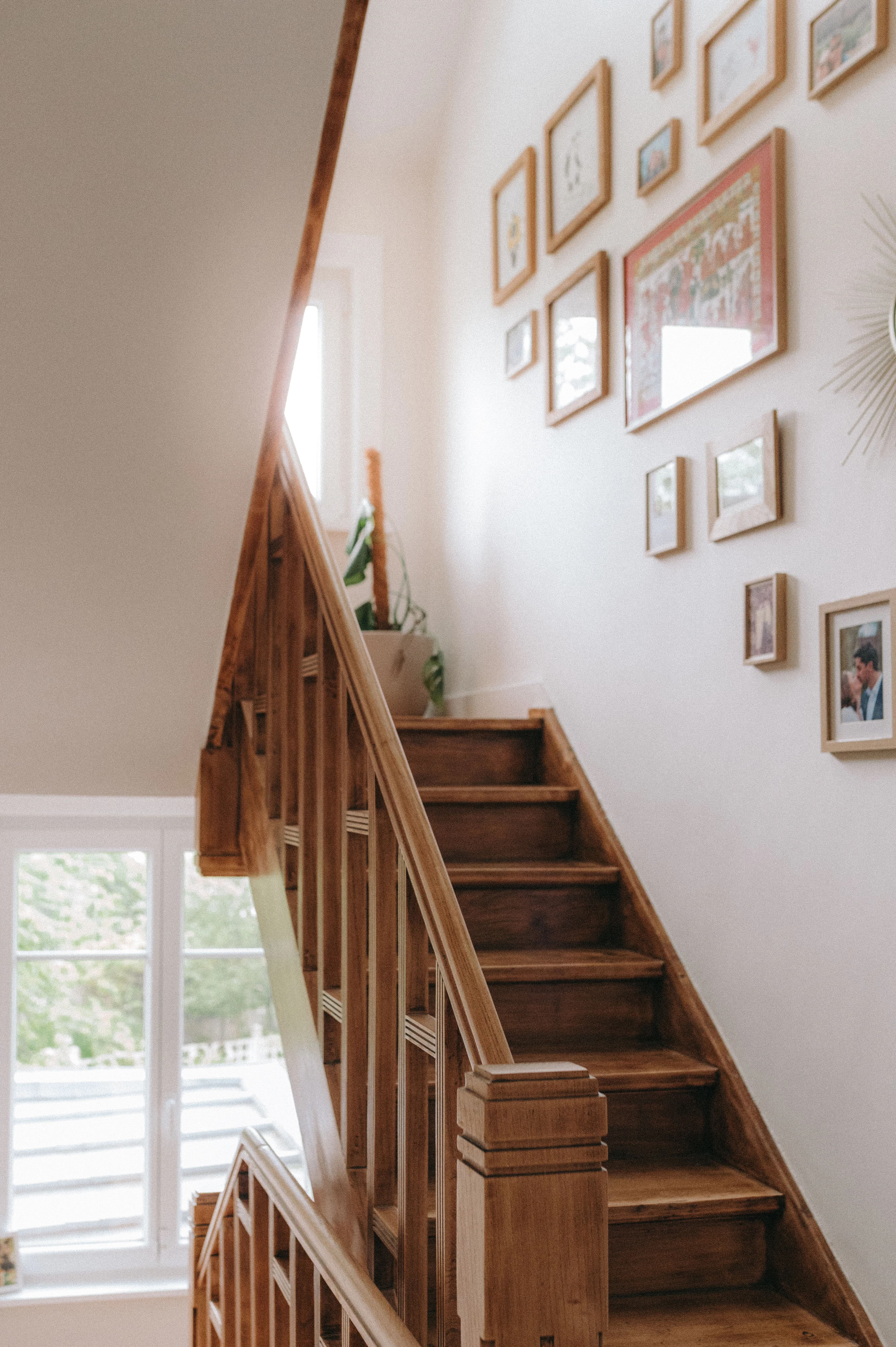 cage escalier bois art déco cadres murs beiges
