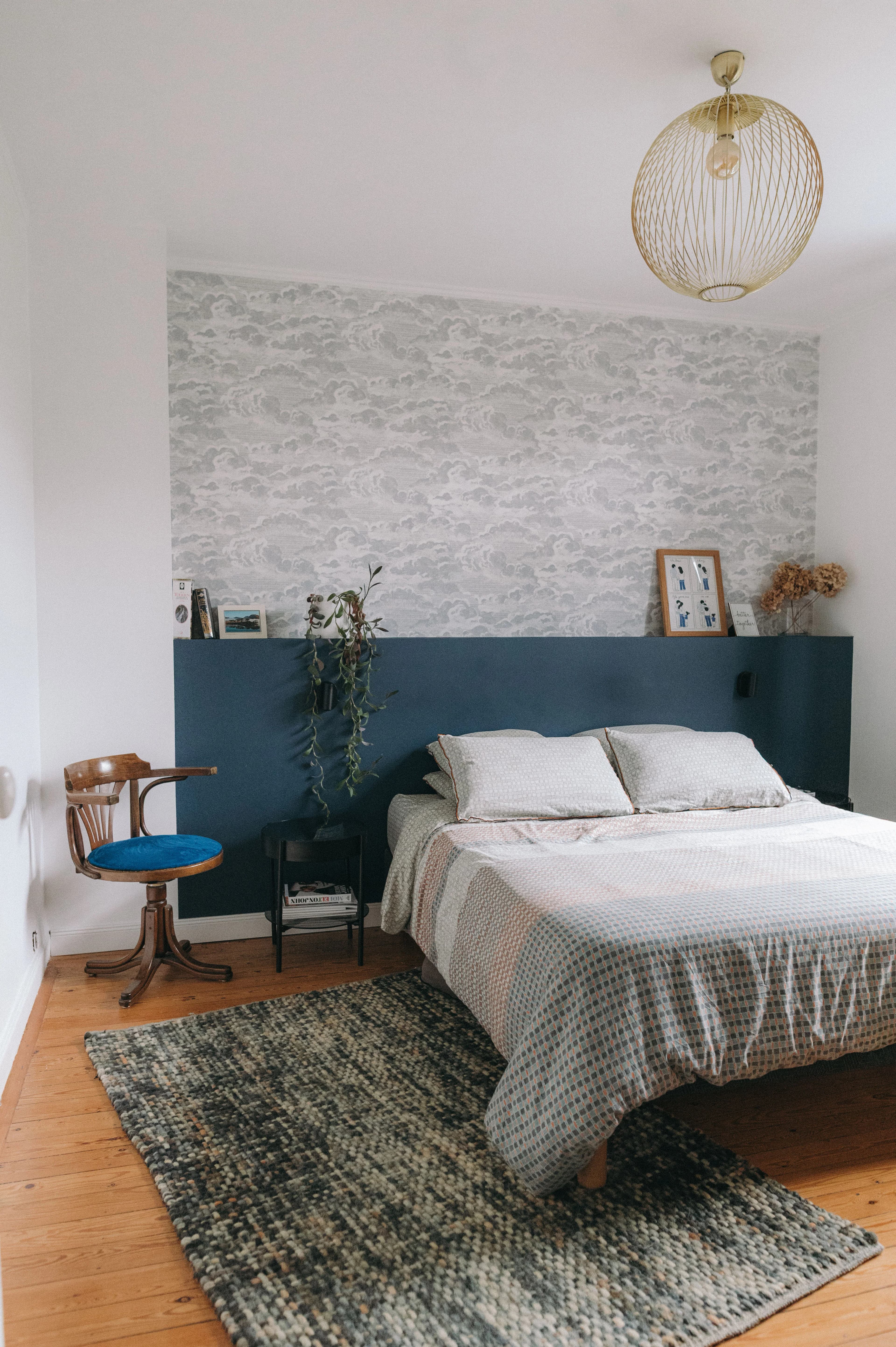 chambre tête de lit bleu foncé papier peint nuages