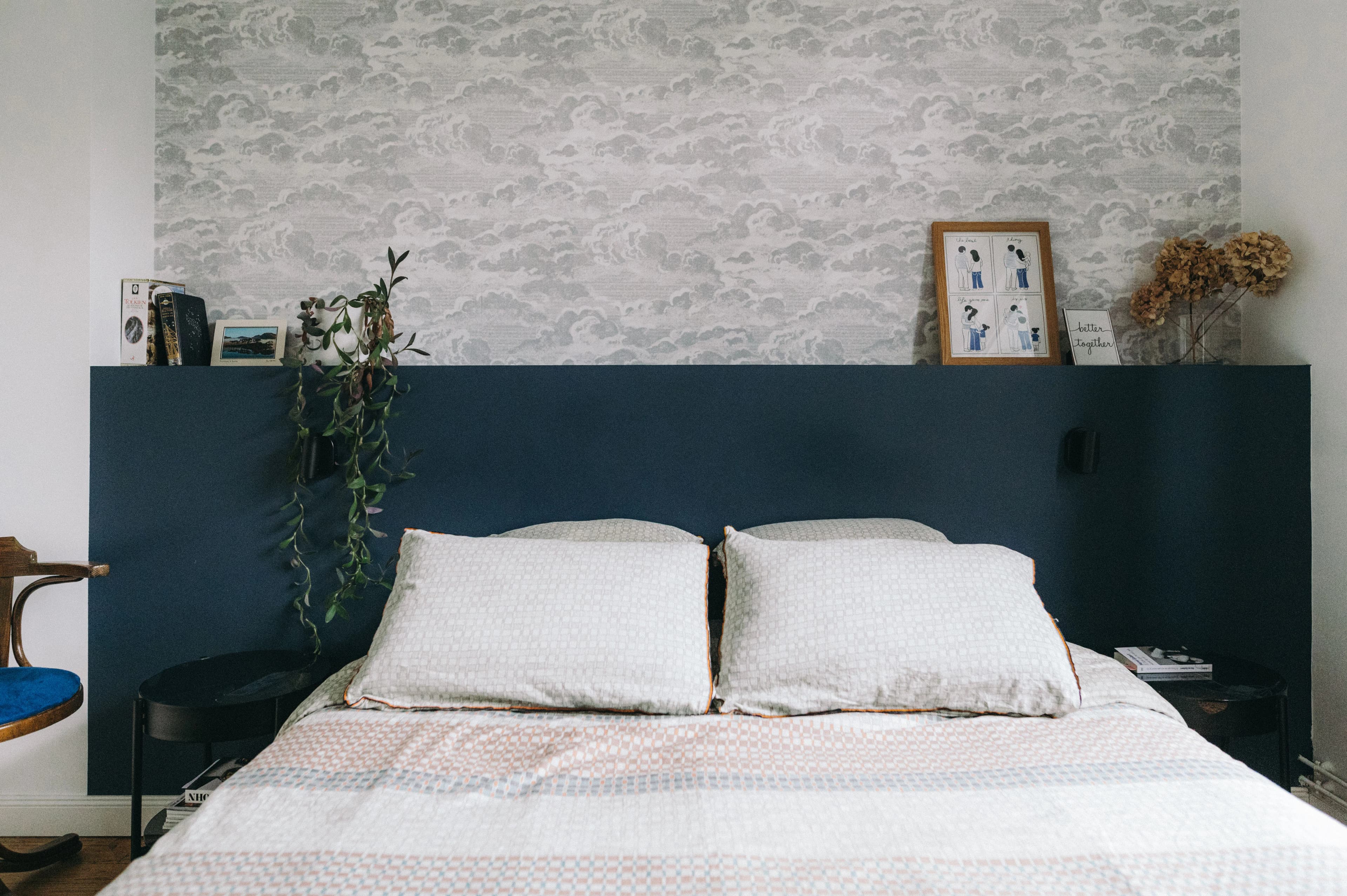 chambre tête de lit bleu foncé papier peint nuages