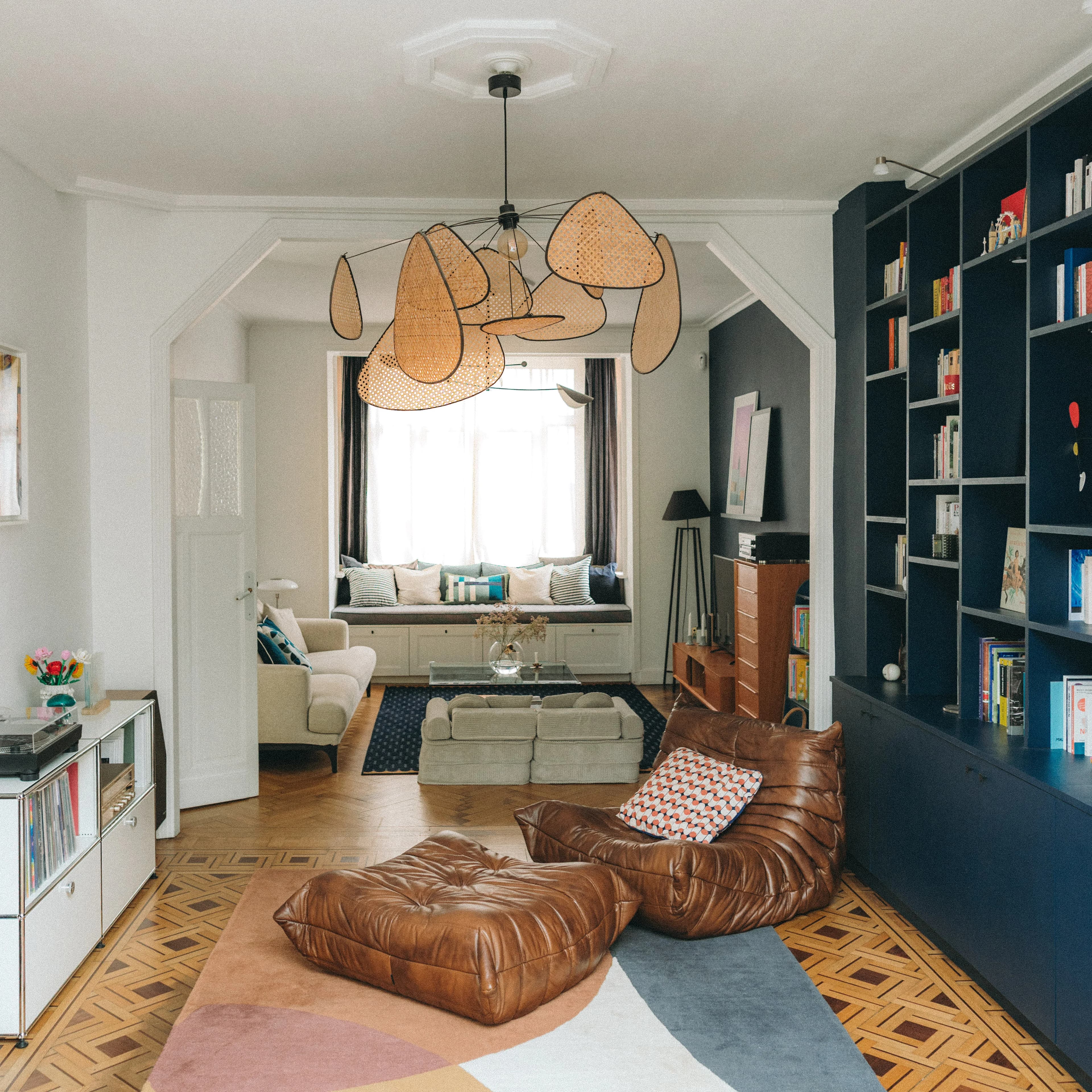 salon bleu nuit et blanc fauteuil togo cuir canapé beige suspension cannage bow window