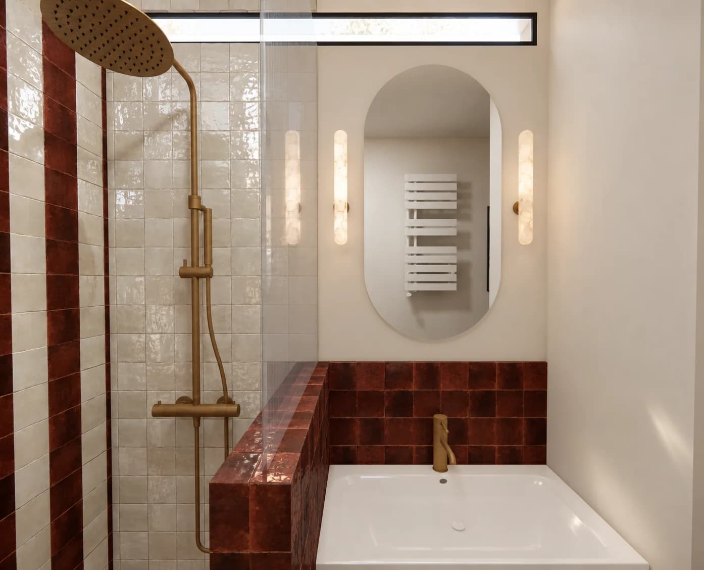 salle de douche zellige rayures caramel et beige miroir ovale bronze